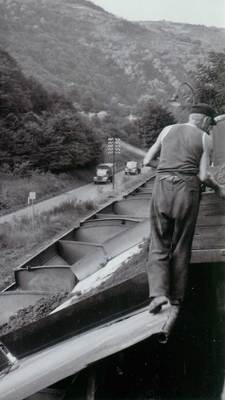 Umladearbeiten am Bahnhof Schweppenburg, 1957 (Bild: Sammlung K. Nett)